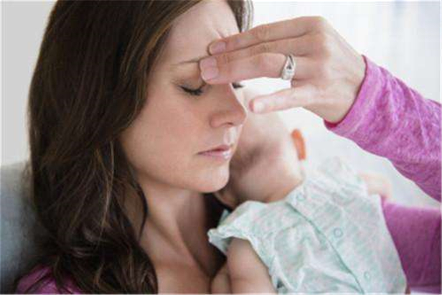 月子里睡不着心情烦躁,月子里很困睡不着怎么办