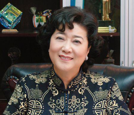 她靠3口锅摆摊起家，当上火锅皇后，断腿造洪崖洞，捧红重庆