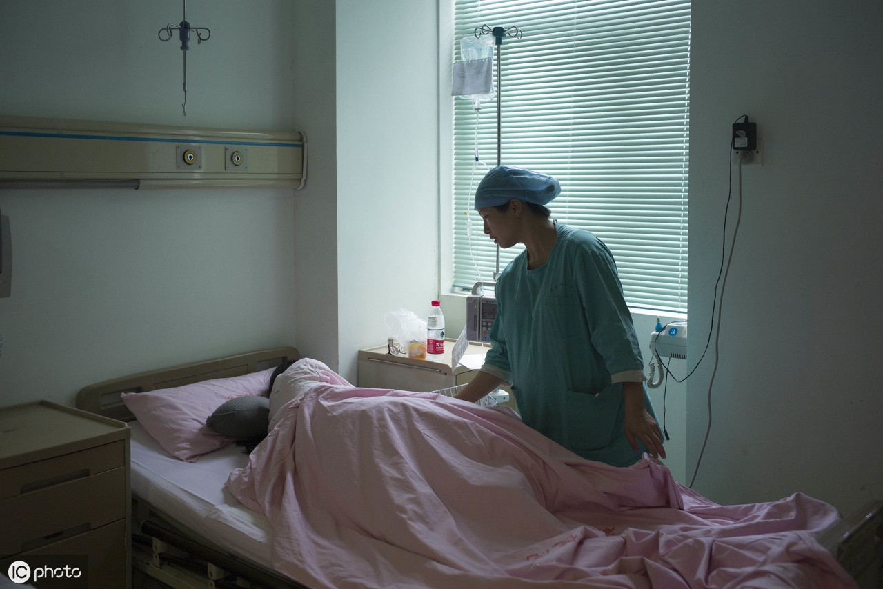 剖腹产后下床那一刻,什么感受?看哭了