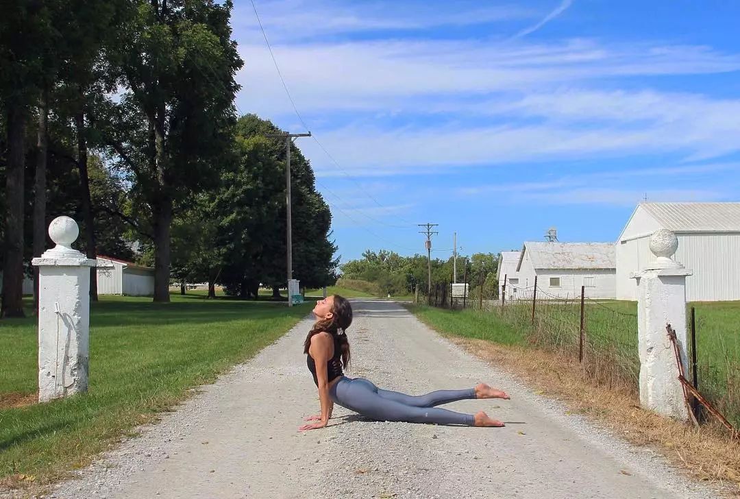 能让身体迅速出汗的动作,来点轻松弹跳步