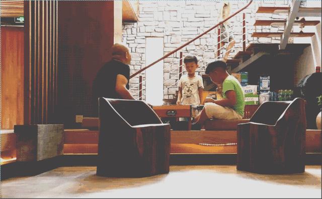 这个40岁大叔为钓鱼租下一座岛,改造破屋成海景房!