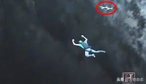 太空空间站拍到的几个ufo目击事件,太空探索飞机上看到最真实ufo