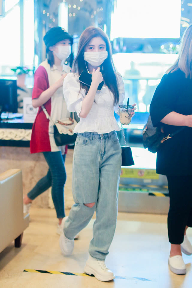 鞠婧祎露渣渣上衣造型,鞠婧祎简直是可爱到了极点的那种