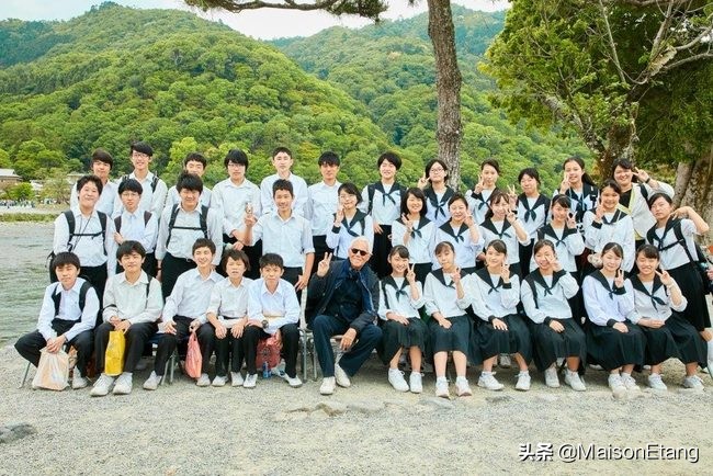 阿玛尼关于亚洲的灵感；欧洲选举；翻新他的阿玛尼塔和沉默的喜悦