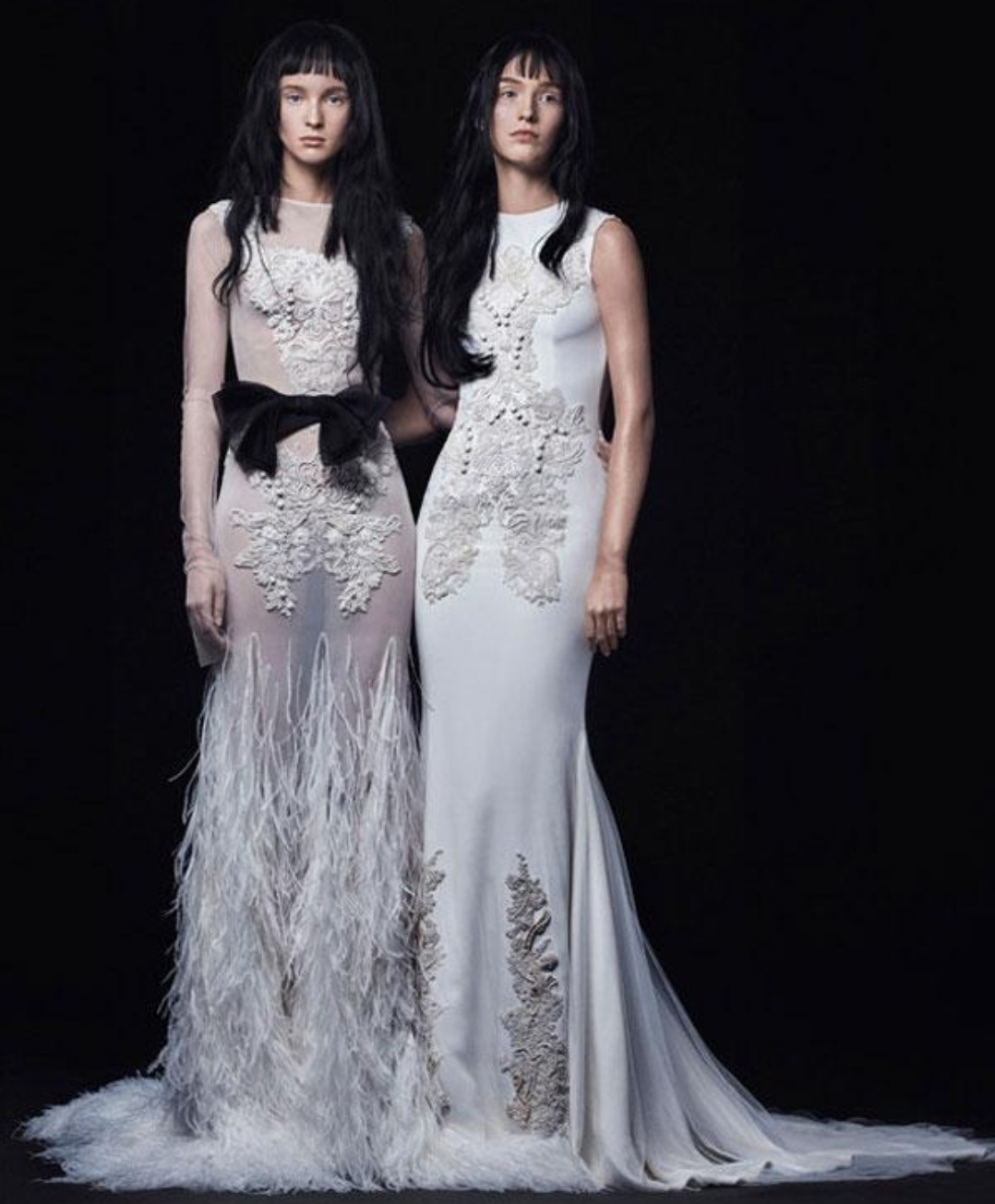 72岁王薇薇庆生照曝光，穿露背裙与男模贴身热舞，火辣身材似27岁