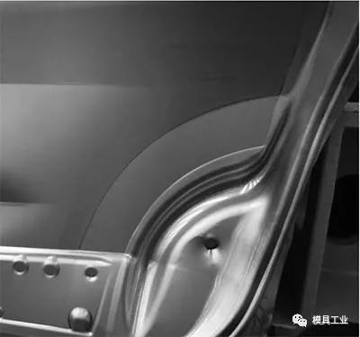 汽车后门角边有点凹进去怎么修复,汽车后门有弧度怎么刮腻子