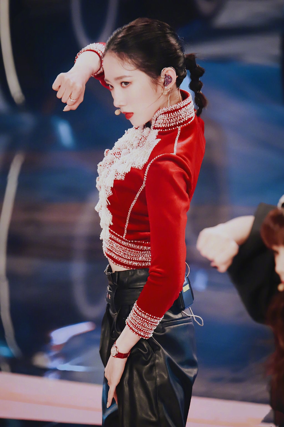 今年流行什么发型丸子头好看,教你一款洋气的丸子头发型