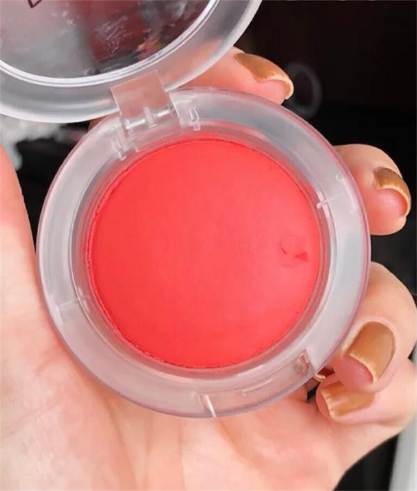 腮红一涂瑕疵就出来了,腮红画了和没画一样怎么办