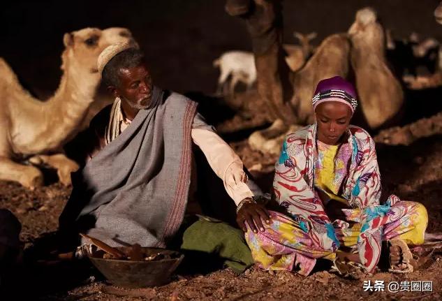 非洲黑人超模,曾被性侵、割礼、逼婚,却活出璀璨人生