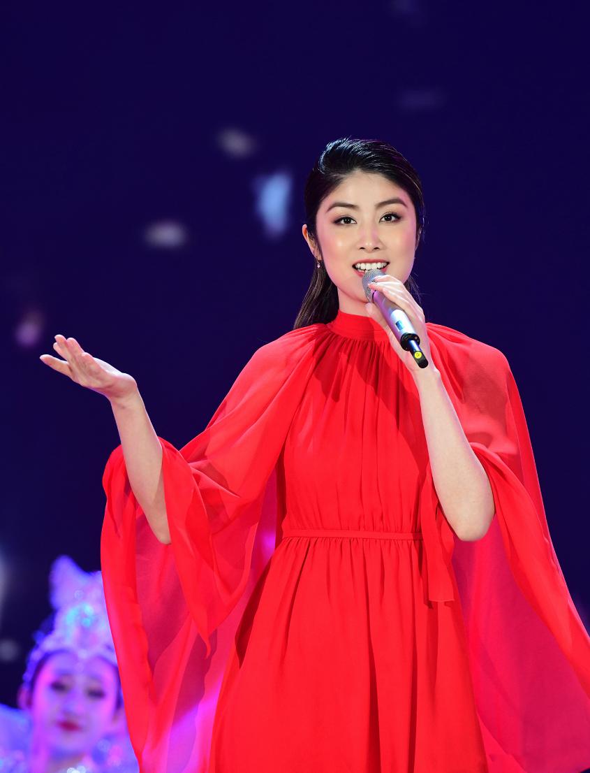 陈慧琳白连体裤出席活动,陈慧琳穿地摊衣服