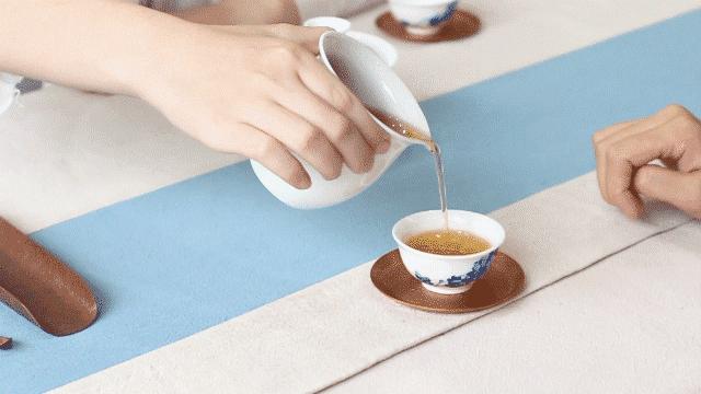 别人给倒茶为什么要敲桌子几下,别人倒茶为什么要敲三下桌面