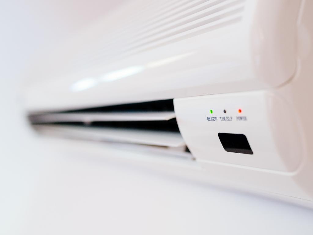 吹空调怕冷手脚冰凉怎么调理,开空调又怕太干没开又怕冷