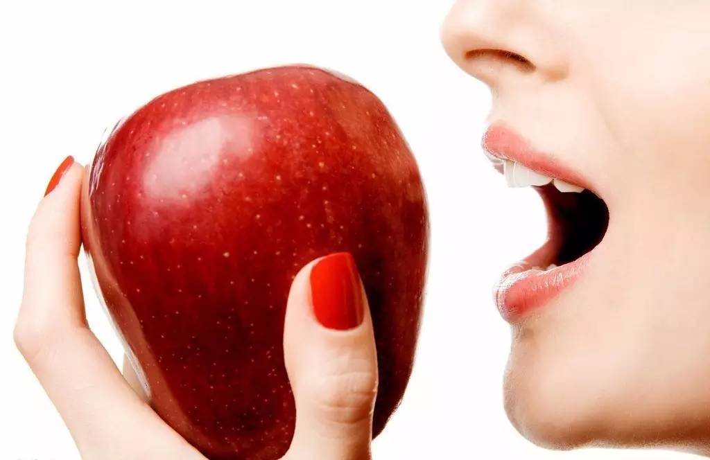 牙齿黑三角要及时修复吗,牙齿黑三角自愈图片