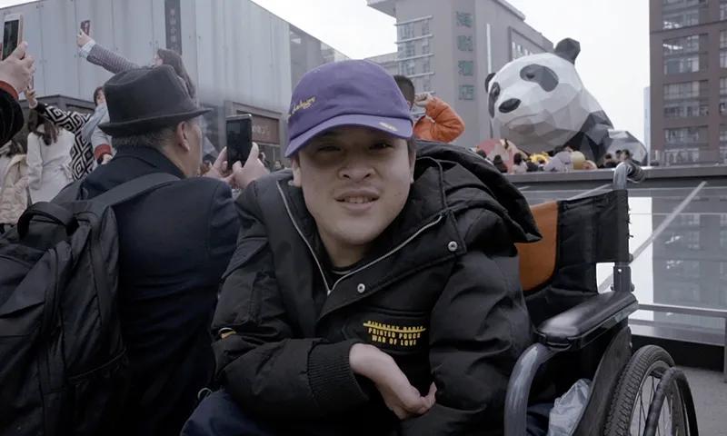 轮椅上的说唱歌手：父亲要把刀刺进我的胸膛