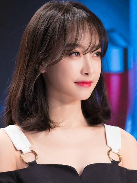 一款让脸变小的时尚大气发型,既显脸小又显脸瘦的发型