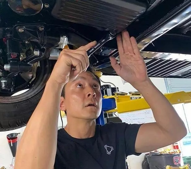 吴彦祖戴墨镜开跑车,吴彦祖开跑车的视频