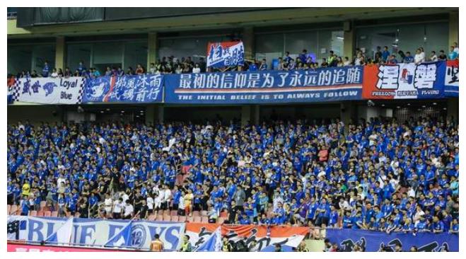 输的心服口服!申花球迷穿贝尔11号球衣提气恒大球迷喊申花加油