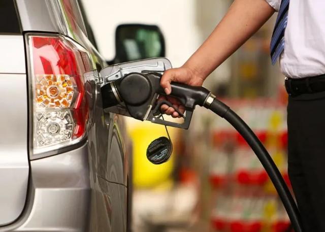 把车跑到没油是种什么体验,汽车开到没油熄火是不是很严重