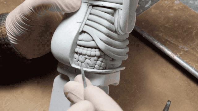 他肢解卡通人物，不但没毁童年，还倍受追捧