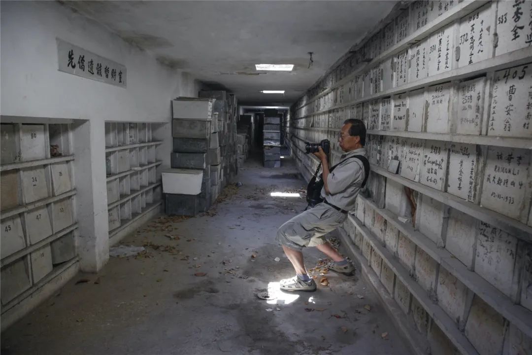 53年来，他一直在国外跟拍底层华人：他们都算不上活着