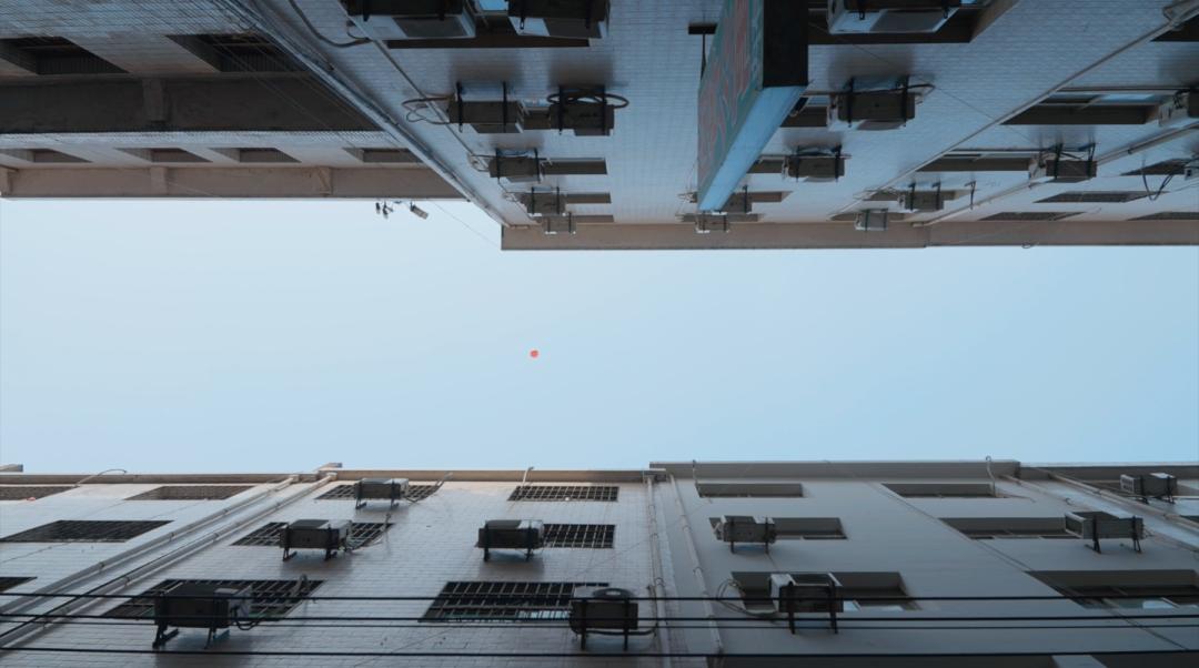 向对面出租屋射了一箭:80后妈妈王莹在城中村的实验艺术