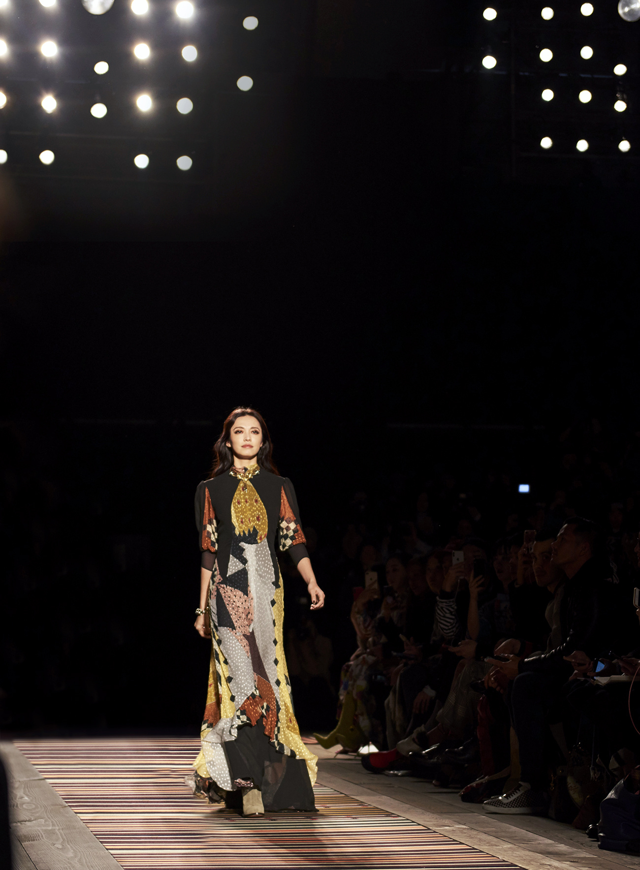 姚晨穿黑白连身裙亮相某活动,姚晨穿搭虽气势凛然