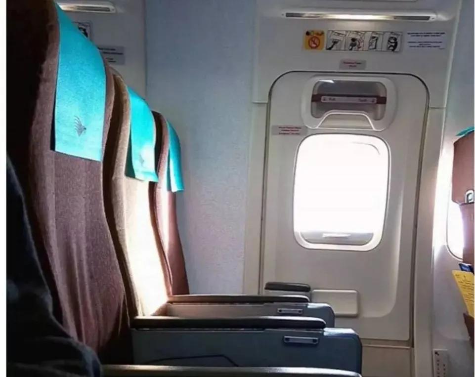 坐飞机怎么选座位和空姐坐一起,坐飞机怎么选座位不晕机