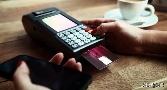 上门推销送礼物的信用卡靠谱吗,上门推销银行信用卡要绑定pos机