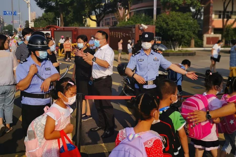 【我为群众办实事】开学“大片”，他们怎会缺席！