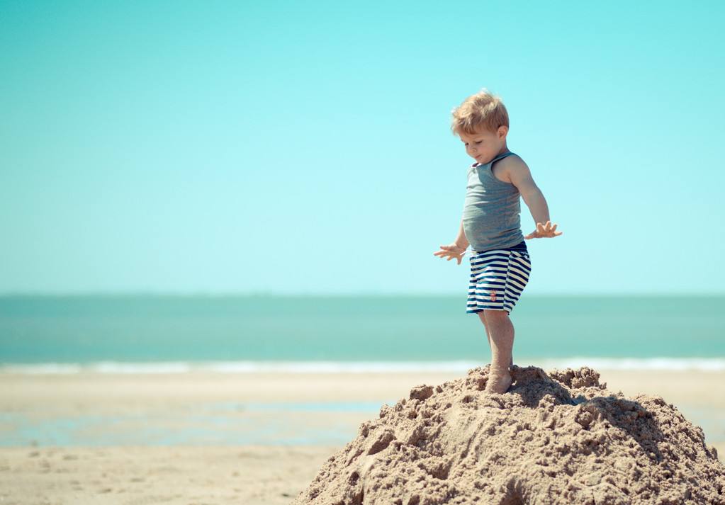 一遇到困难就哭的孩子如何引导,2岁宝宝自己剥蛋壳