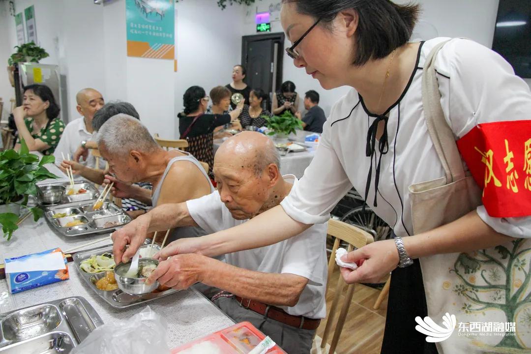 升级开放!长青街的老人,乐呵呵!