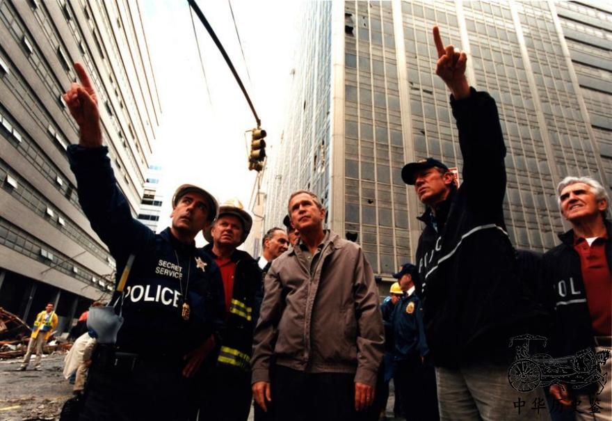 “9.11”事件真实老照片：男子绝望从106层跳下，小布什垂头丧气
