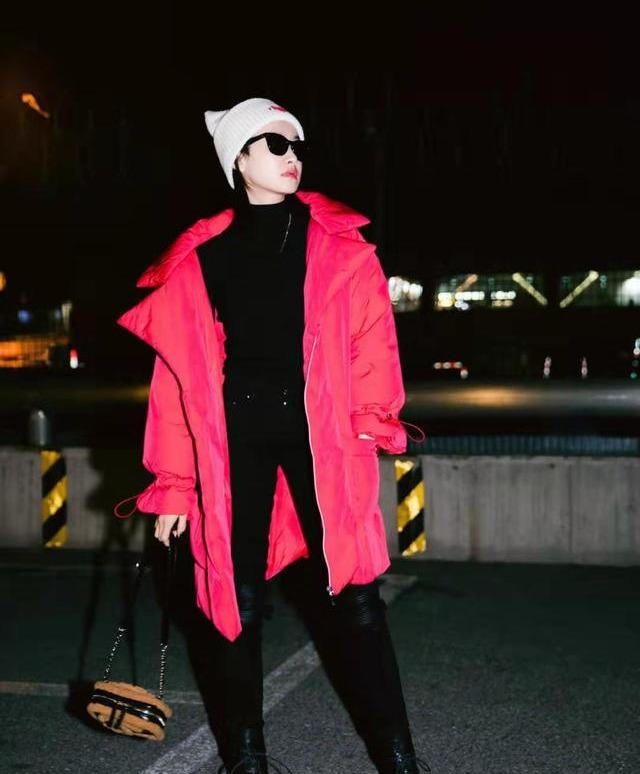 宋茜又解锁了新穿搭,宋茜一袭珍珠白束腰长裙出席活动