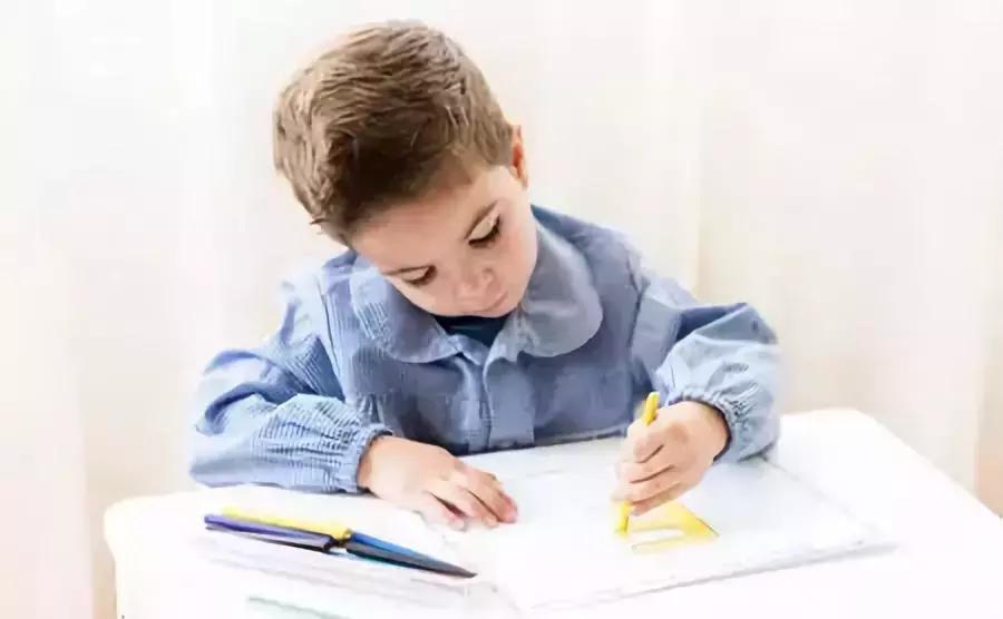 孩子左撇子需要纠正？你如何对待此问题，决定孩子如何面对人生