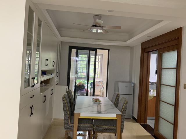 朋友来我家看看装修风格说说,精装房背景墙太丑了怎么办