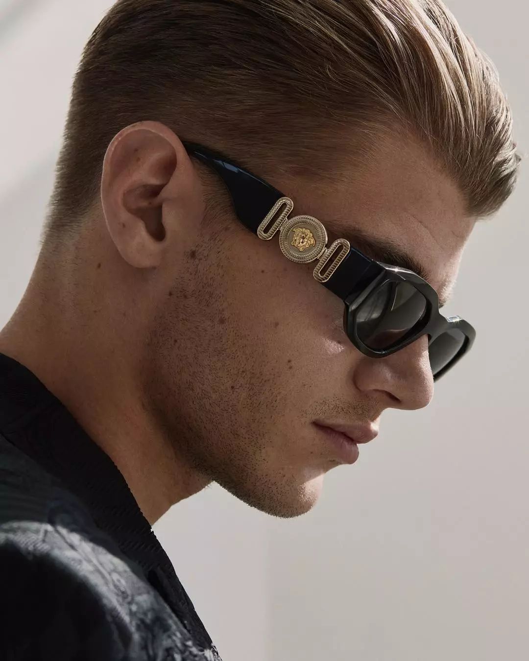 被嘲笑路人长相的搞笑网红TwanKuyper，成为Versace男模