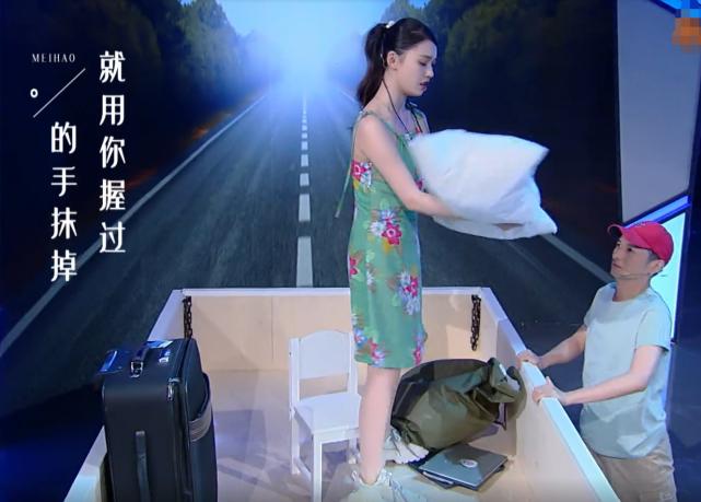 女星穿裙子弯腰怎么办？林允反应堪比“教科书”，教养装不出来