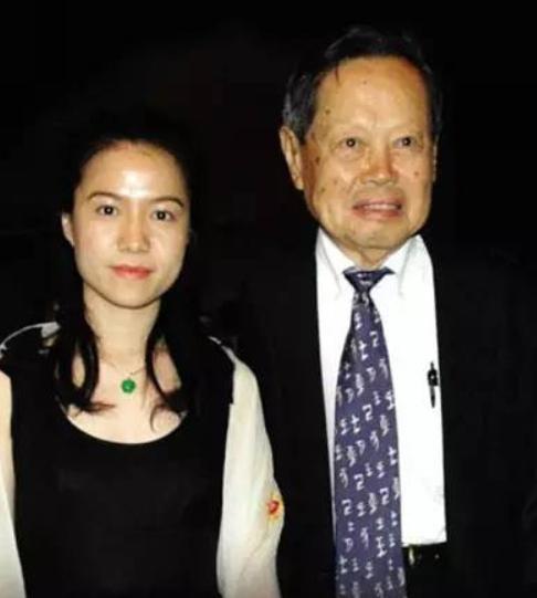 28岁翁帆为何下嫁82岁杨振宁,82岁杨振宁与28岁的翁帆现况怎样