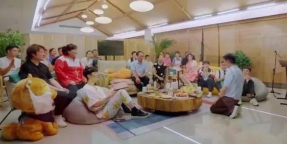 杨迪下跪感谢父母周深表情,青春环游记杨迪跪谢父母是哪期