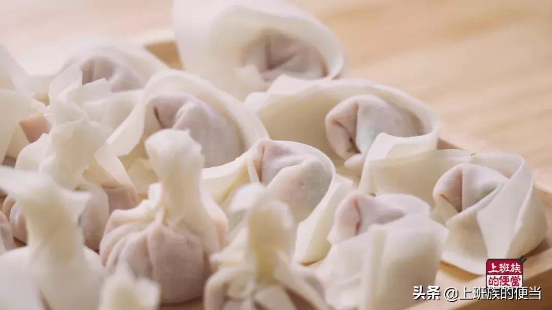 馄饨怎么包才漂亮而且要简单的,馄饨别煮着吃了教你个特色吃法