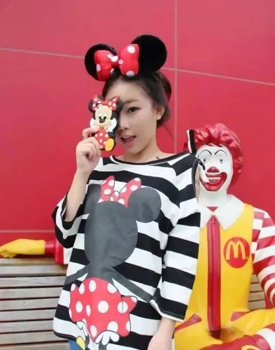 “佛媛”炫富摆拍，露大腿逛寺庙，袈裟也藏不住狐狸的尾巴