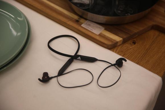 “随身携带的音乐”阿迪达斯蓝牙耳塞测评