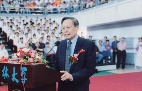 杨振宁真的让翁帆改嫁吗,嫁给杨振宁前翁帆经历了什么