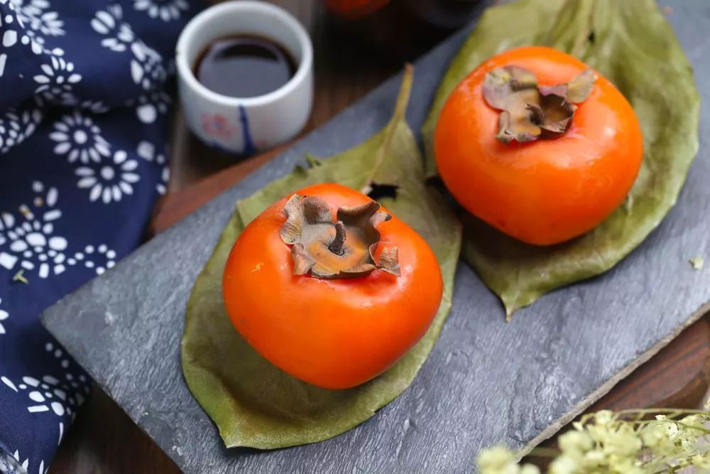 营养科医生辟谣螃蟹柿子毒如砒霜,吃多少柿子和螃蟹会结石