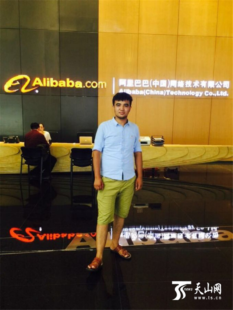 爱家乡爱*疆新**|吐鲁番小伙返乡创业：直播带货为家乡发展尽力