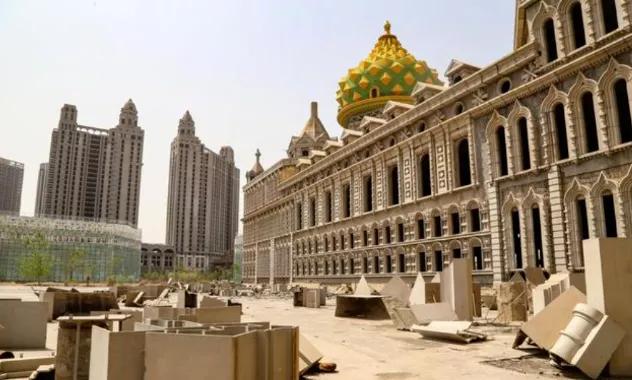 房产悲喜剧,有人靠烂尾楼成首富,有人巨资700亿成“首负”