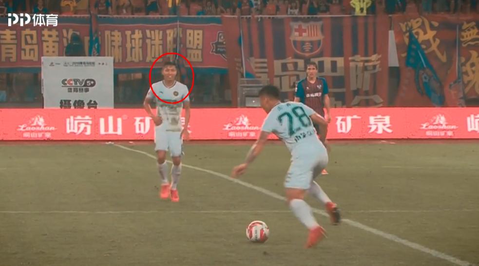 中甲后卫踢向球门事件,足球中甲争议视频