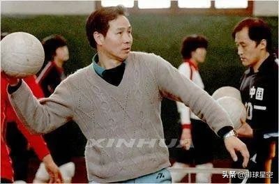 中国女排历届教练名单及辉煌历程,女排新主教练简介