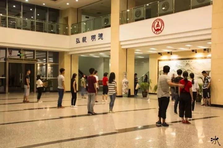 陕西最“豪华”大学之一!坐拥4大“网红”食堂,游泳馆、商业街一应俱全!