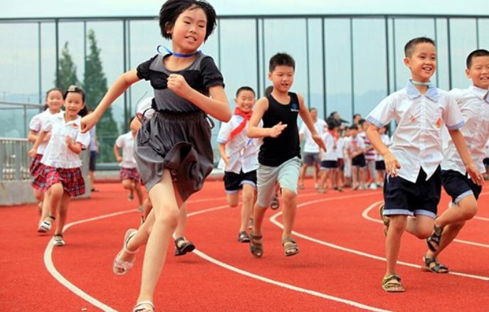 体育老师教正确跑步,1500米长跑最省力的跑步姿势